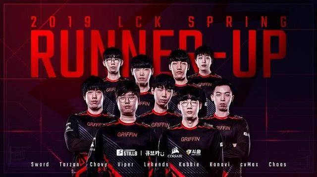 並與隊友交 並與隊友交